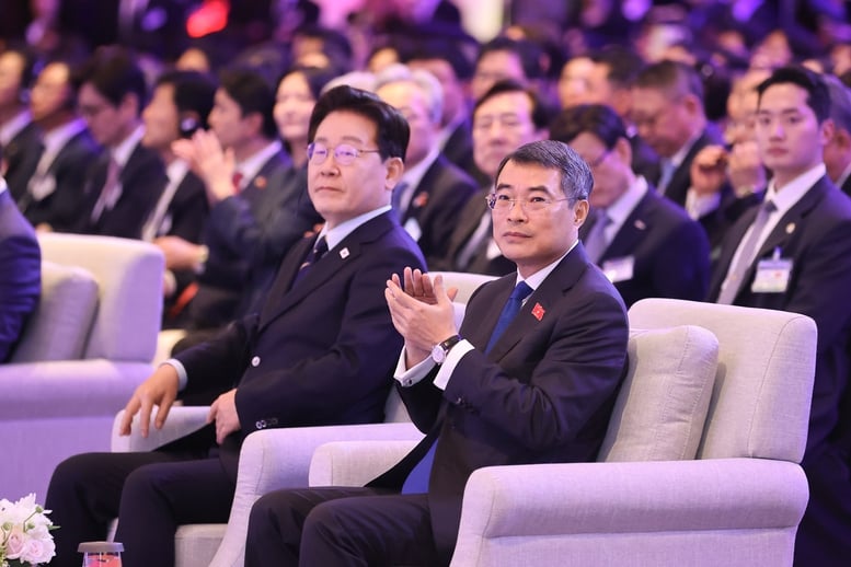 Thủ tướng Chính phủ Lê Minh Hưng và Tổng thống Đại Hàn Dân Quốc Lee Jae Myung dự Diễn đàn kinh tế Việt Nam - Hàn Quốc. Ảnh: Nhật Bắc.