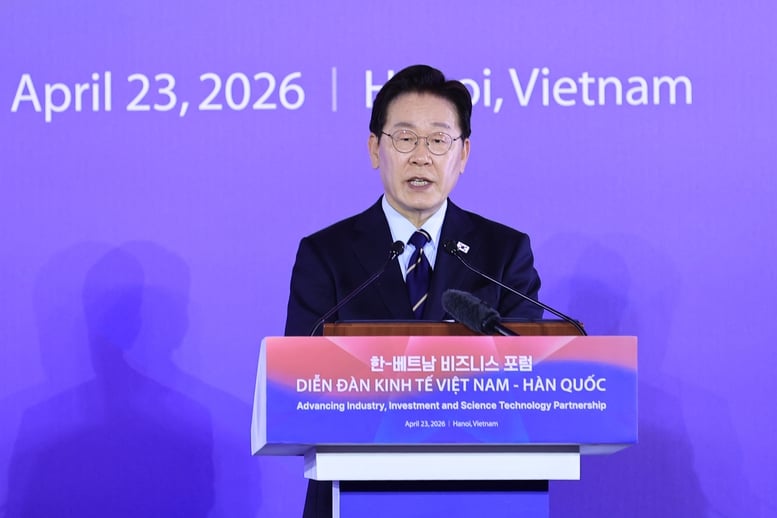 Tổng thống Lee Jae Myung chia sẻ những ấn tượng sâu sắc khi đến khu vực Hồ Hoàn Kiếm, nơi ông cảm nhận được 'hơi thở nghìn năm văn hiến' và nguồn năng lượng sôi động của một đất nước đang phát triển mạnh mẽ.. Ảnh: Nhật Bắc.