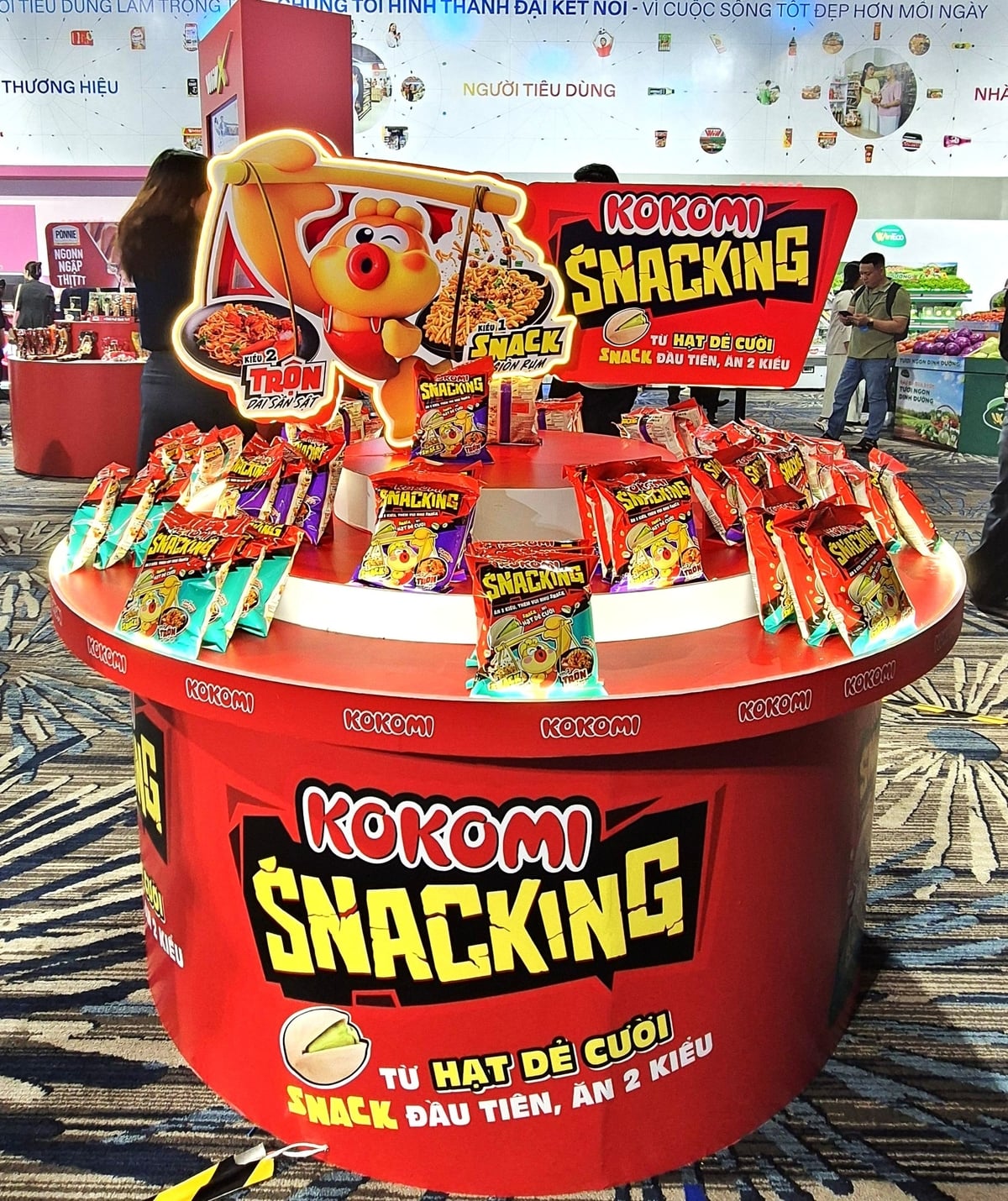 Sản phẩm KOKOMI SNACKING trưng bày tại sự kiện. Ảnh: PV.