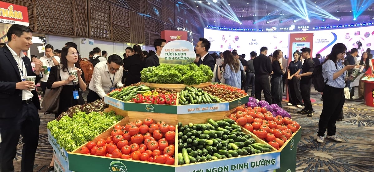 Rau quả tươi ngon WinEco trưng bày tại sự kiện. Ảnh: PV.
