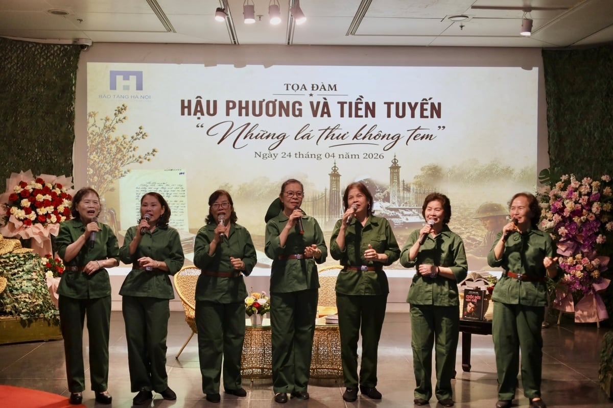 Văn nghệ mở đầu tọa đàm 'Hậu phương và tiền tuyến - Những lá thư không tem'. Ảnh: Thanh Ngọc.
