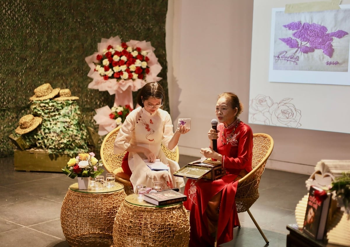 Bà Vũ Thị Lui cùng những kỉ vật với liệt sĩ Trần Minh Tiến. Ảnh: Thanh Ngọc.