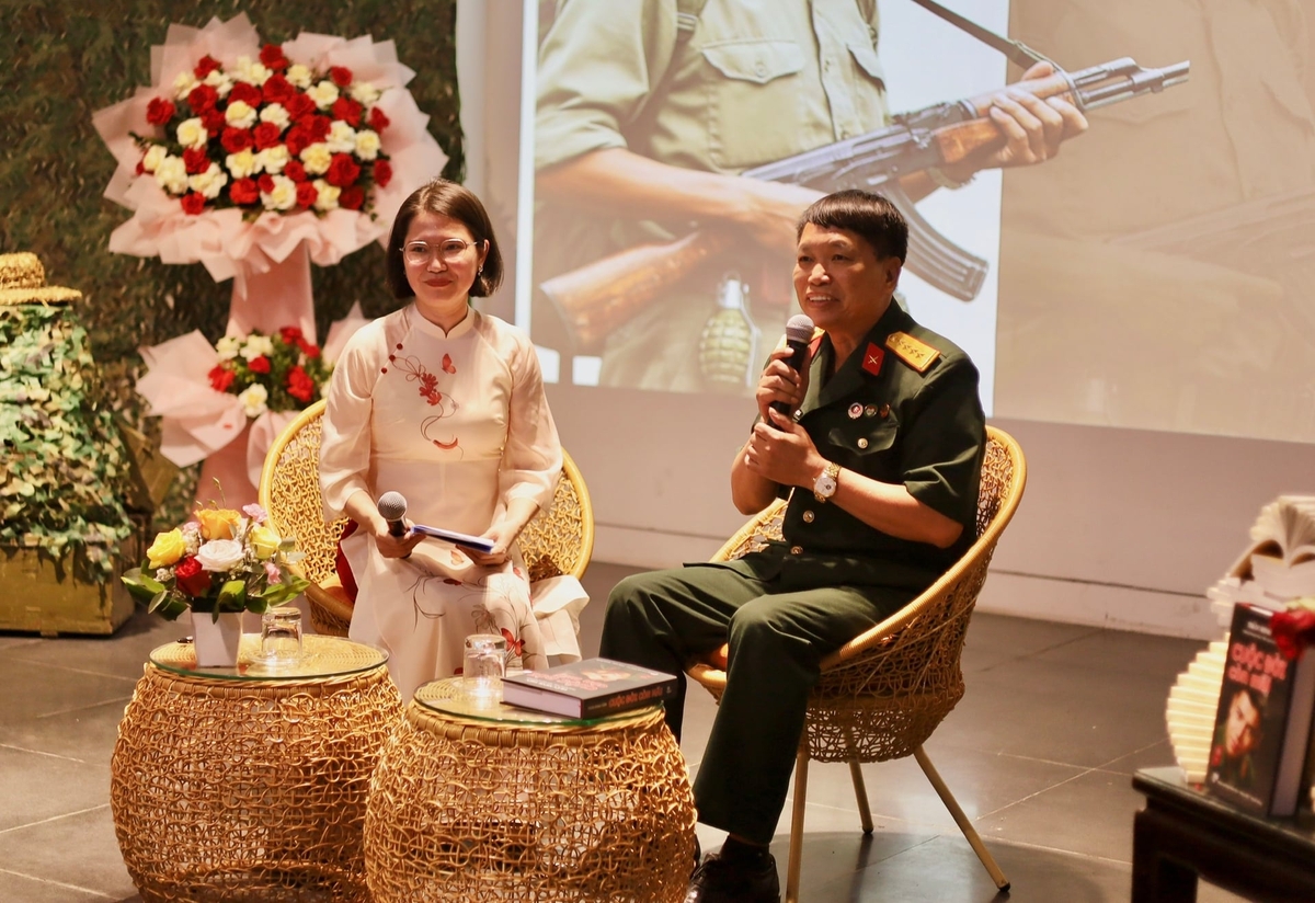 Nhà văn Đặng Vương Hưng đã dành hơn 20 năm sưu tầm lưu giữ và nghiên cứu các tư liệu thư từ, nhật ký của những người lính. Ảnh: Thanh Ngọc.