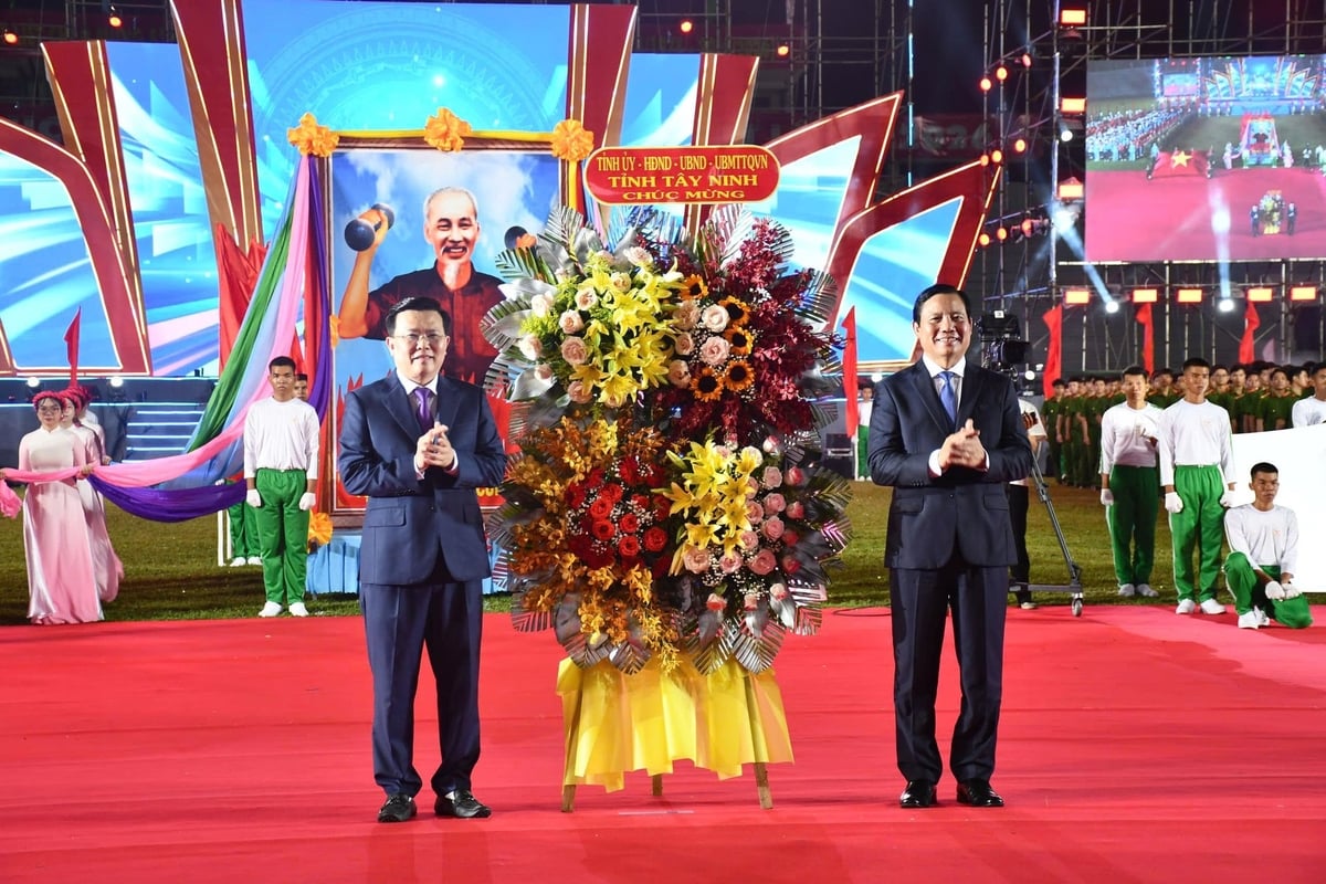 Lãnh đạo UBND tỉnh Tây Ninh tặng hoa chúc mừng Đại hội Thể dục Thể thao tỉnh Tây Ninh lần thứ I năm 2026. Ảnh: T.T.