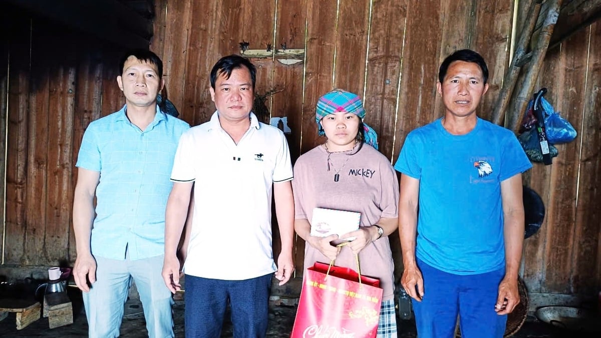 Lãnh đạo xã Xín Mần tặng quà cho hộ nghèo. Ảnh: Phạm Hồng. 