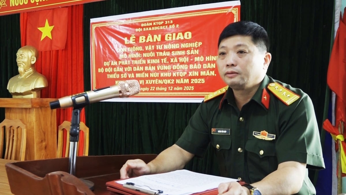 Đại tá Hoàng Văn Giáp, Phó Chính ủy Đoàn KT-QP 313 tại buổi trao tặng trâu cho dân. Ảnh: XM. 