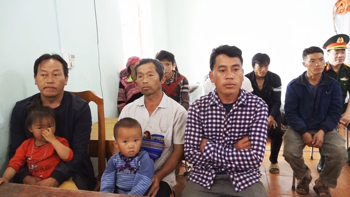 Những người dân được nhận trâu từ Đoàn Kinh tế - Quốc phòng 313, đơn vị trực thuộc Quân khu 2 (Bộ Quốc phòng). Ảnh: Phạm Hồng. 
