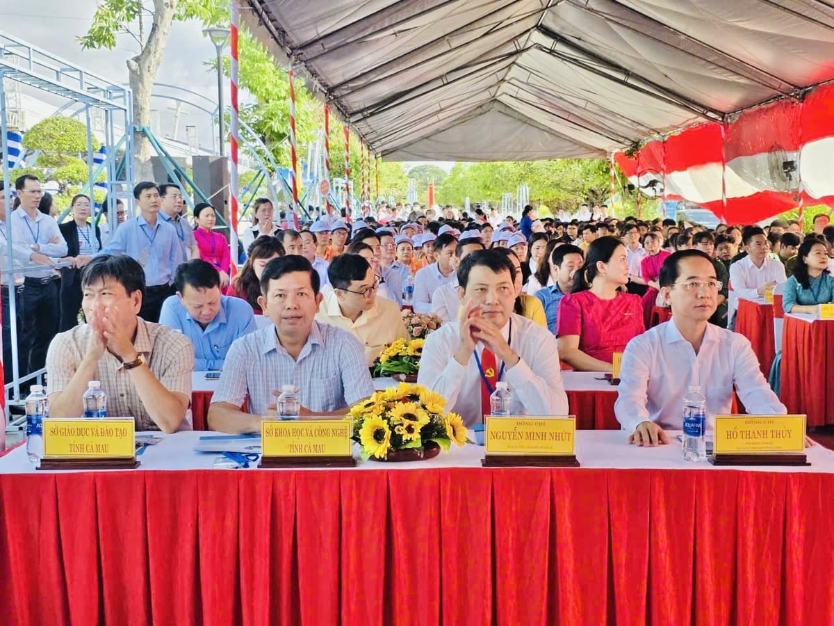 Ông Hồ Thanh Thủy (bìa phải), Phó Bí thư Tỉnh ủy, Chủ tịch Ủy ban MTTQ Việt Nam tỉnh Cà Mau cùng các đại biểu tham dự. Ảnh: Trọng Linh.