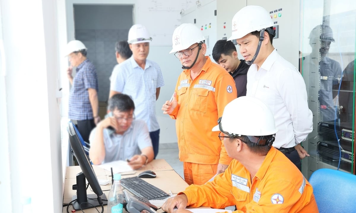 Phó Tổng giám đốc EVNSPC Bùi Quốc Hoan (áo trắng) trực tiếp chỉ đạo công tác đóng điện tại Trạm biến áp 110kV Cờ Đỏ sáng 25/4/2026. Ảnh: EVNSPC.
