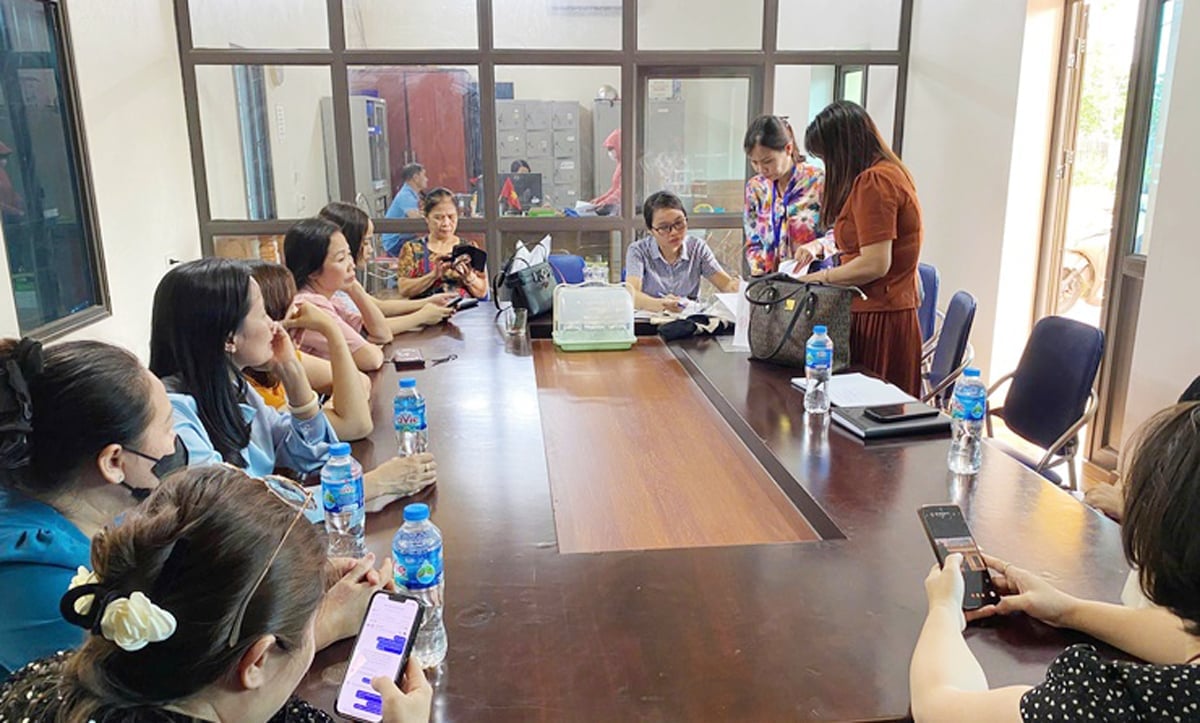 Đoàn công tác xã Thường Tín làm việc tại HTX sản xuất và tiêu thụ rau an toàn Bắc Hồng. Ảnh: Xã Thường Tín.