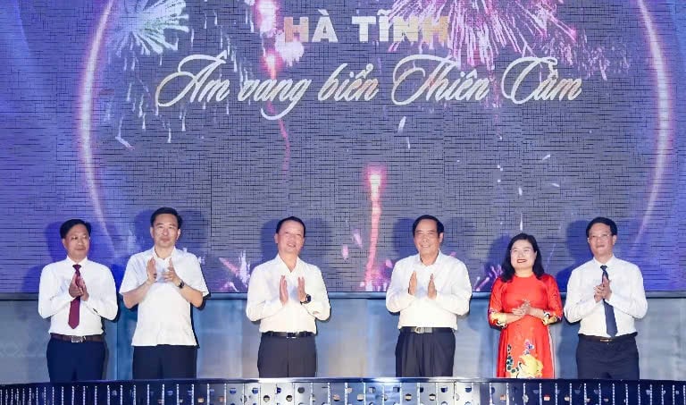 Lãnh đạo Trung ương và địa phương ấn nút khai mạc du lịch biển năm 2026. Ảnh: Hưng Phúc.