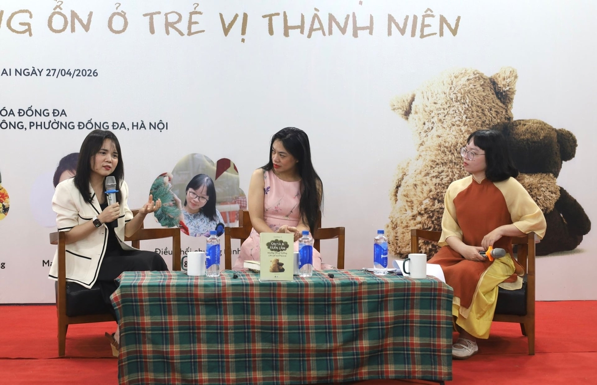 Cô giáo Mai Tôn Minh Trang chia sẻ tại tọa đàm. Ảnh: Thanh Ngọc.
