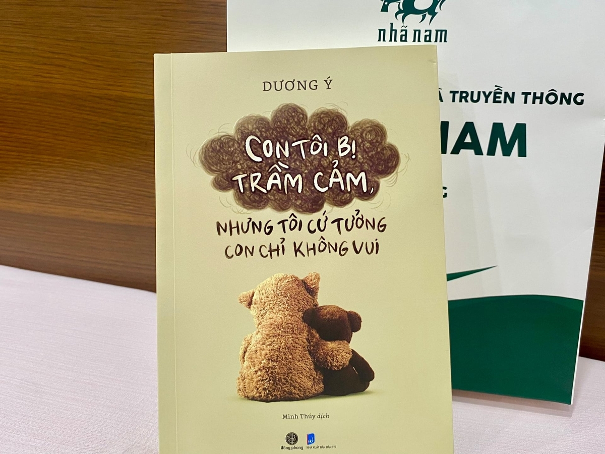 Cuốn sách 'Con tôi bị trầm cảm, nhưng tôi cứ tưởng con chỉ không vui' của tác giả Dương Ý. Ảnh: Thanh Ngọc.
