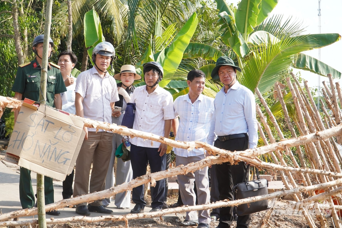 Ông Nguyễn Tấn Nhơn - Phó Giám đốc Sở Nông nghiệp và Môi trường cùng các đơn vị chuyên môn kiểm tra tình hình sạt lở bờ sông tại xã Nhơn Mỹ. Ảnh: Kim Anh.
