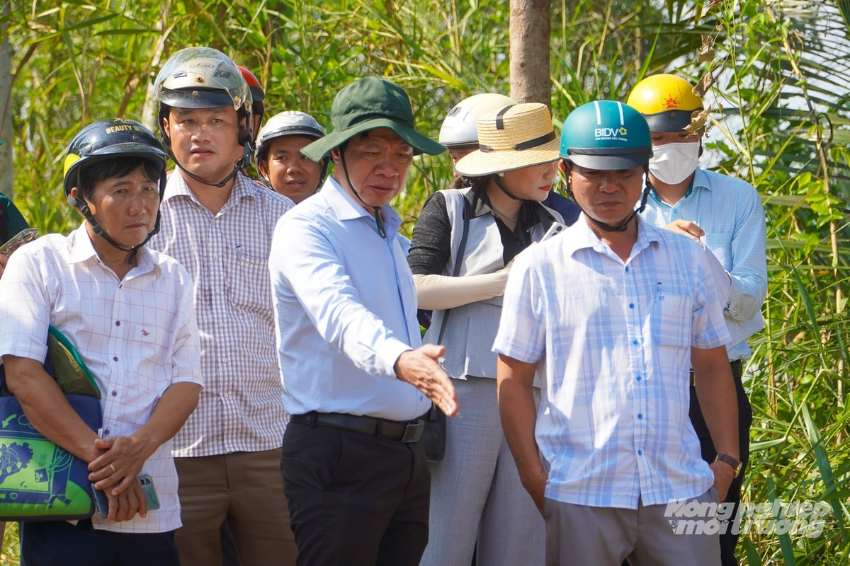 Lãnh đạo Sở Nông nghiệp và Môi trường TP Cần Thơ đưa ra một số giải pháp phòng chống sạt lở bờ sông tại xã Nhơn Mỹ. Ảnh: Kim Anh.