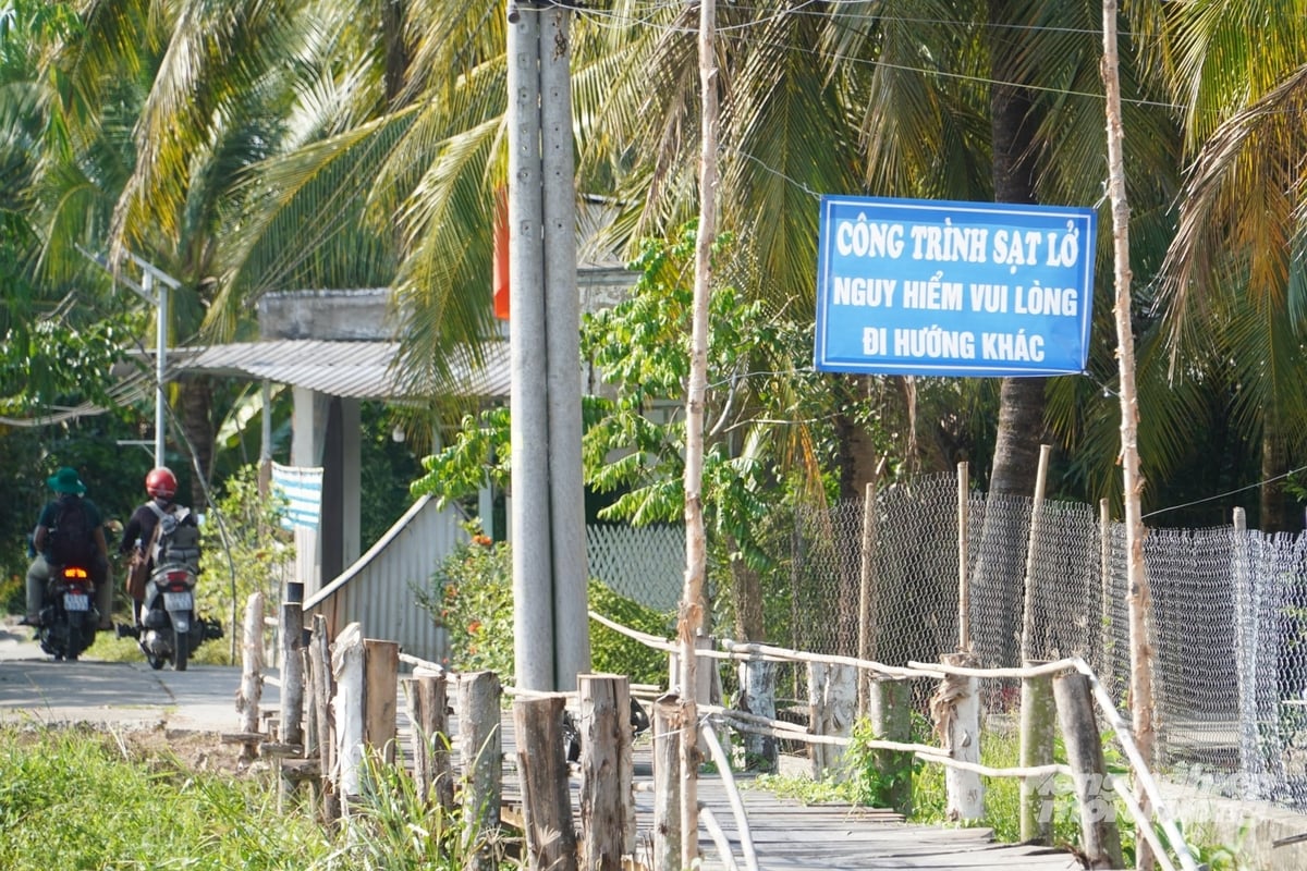 Một số đoạn sạt lở bờ sông được chính quyền địa phương cắm biển cảnh báo hạn chế lưu thông. Ảnh: Kim Anh.