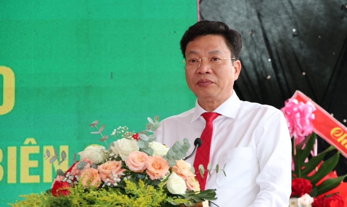 Ông Lưu Văn Trung, Phó Bí thư Tỉnh ủy, Chủ tịch HĐND tỉnh Lâm Đồng phát biểu tại lễ khánh thành, bàn giao Điểm dân cư liền kề chốt dân quân biên giới xã Quảng Trực. Ảnh: Nhật Tiến.