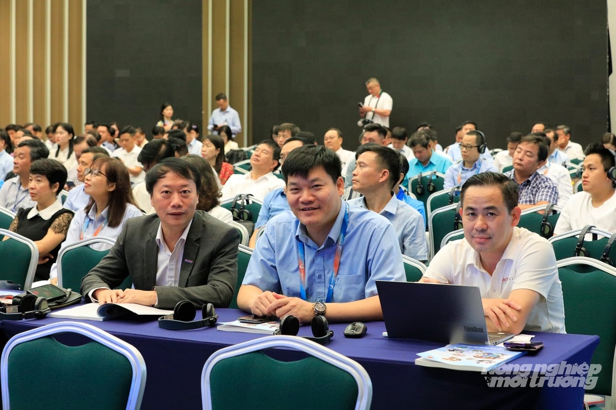 The event was held in a hybrid format, combining in-person and virtual participation, featuring a plenary session, four specialized subcommittees, and a technology exhibition area. Photo: Nguyen Thuy.