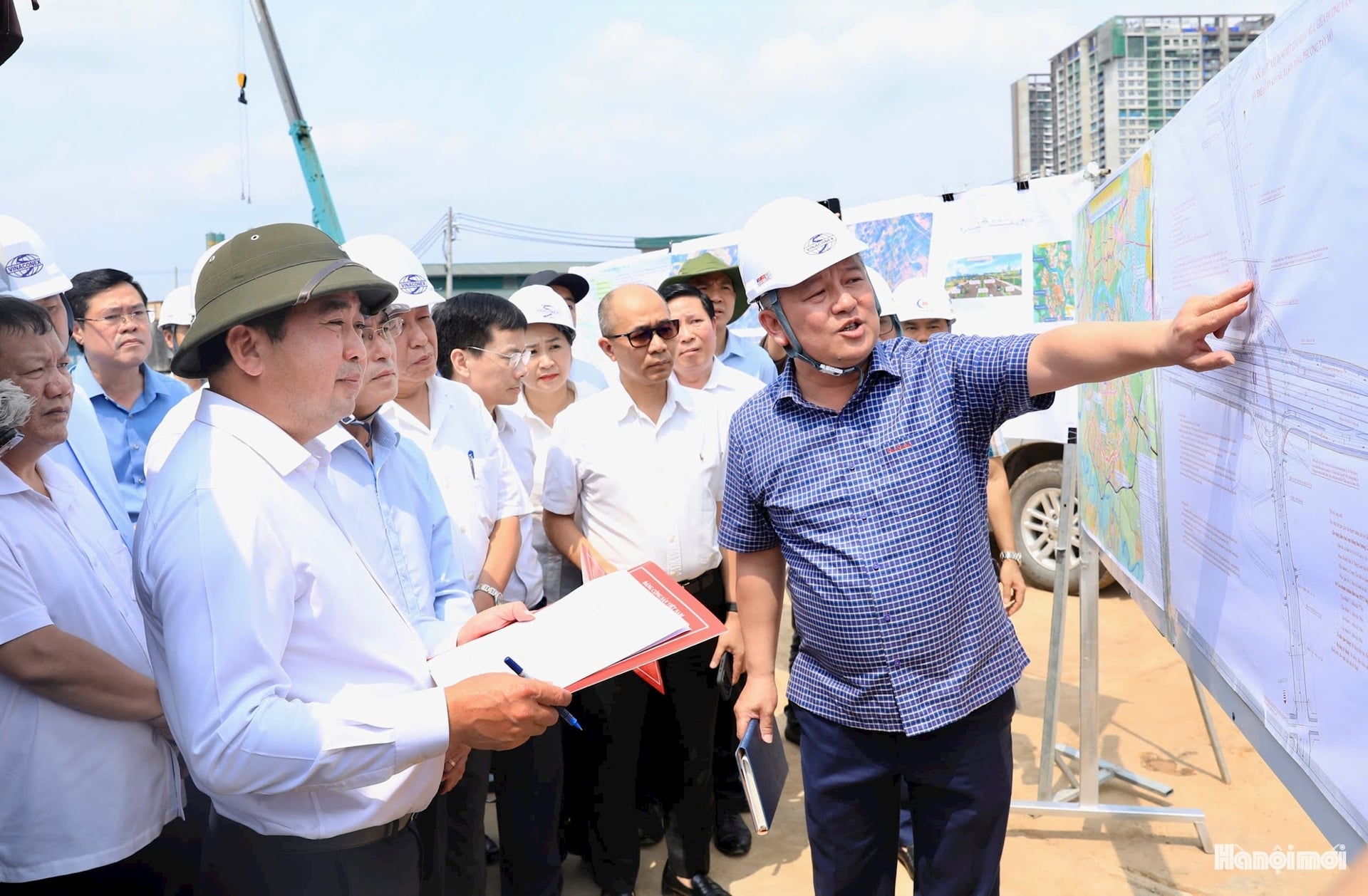 Đoàn công tác của thành phố Hà Nội kiểm tra thực địa Dự án thành phần của đường Vành đai 3,5. Ảnh: Quang Thái/Hanoimoi.