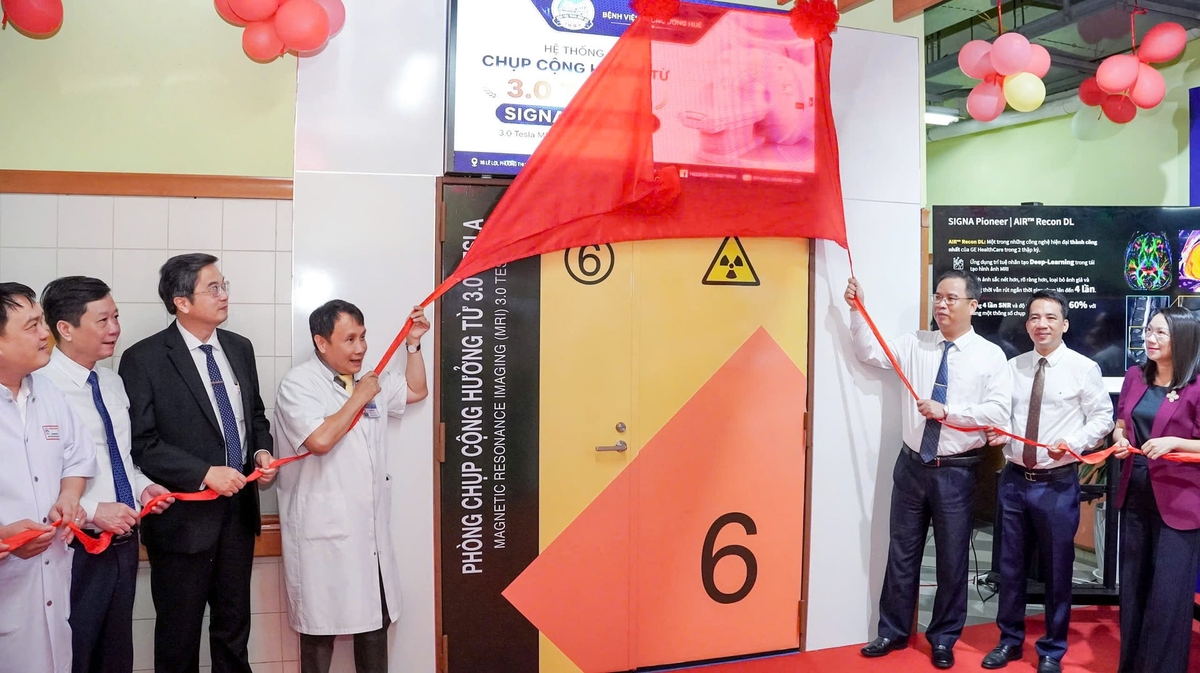 Lãnh đạo TP. Huế, Bệnh viện T.Ư Huế... tham gia lễ khánh thành Hệ thống chụp cộng hưởng từ MRI 3.0 Tesla - SIGNA Pioneer. Ảnh: V.D.