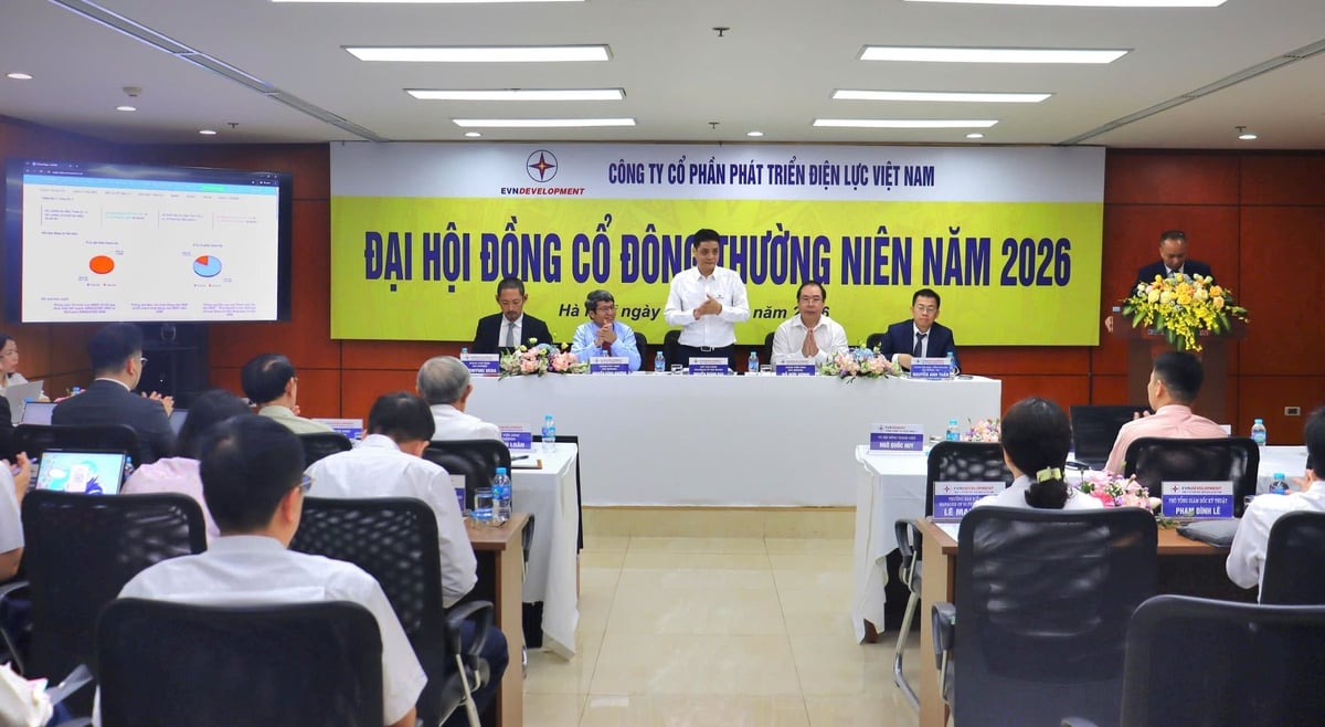 Ông Nguyễn Hoàng Đạo, Chủ tịch HĐQT cùng các thành viên HĐQT điều hành Đại hội. Ảnh: An Nhiên.