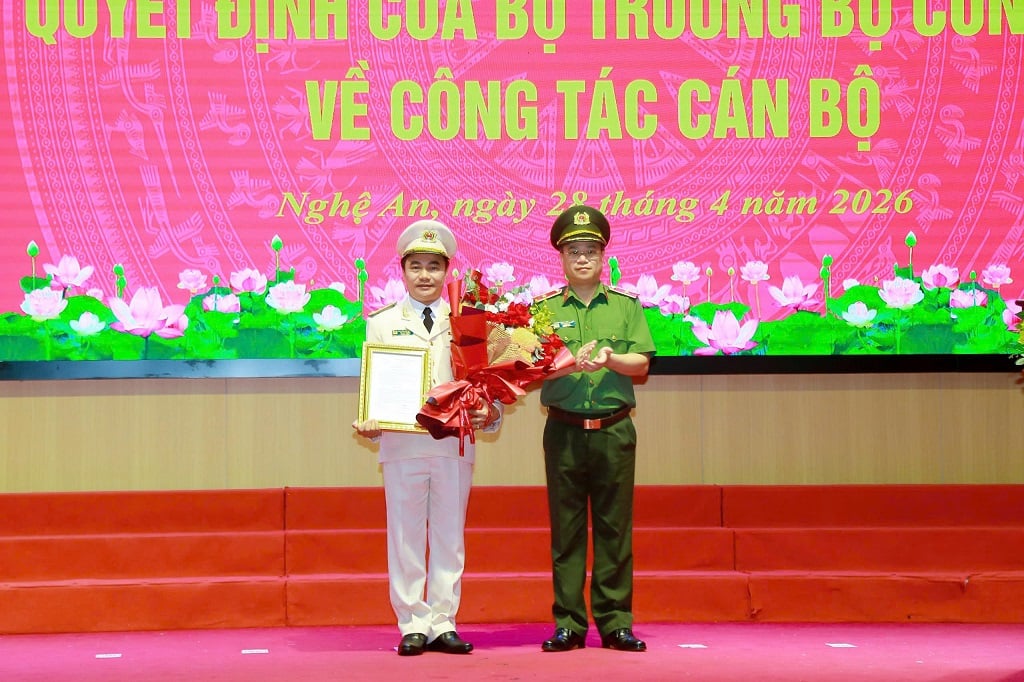 Thiếu tướng Đinh Việt Dũng, Giám đốc Công an tỉnh Nghệ An đã trao quyết định điều động cho Đại tá Nguyễn Huy Khích. Ảnh: CANA.