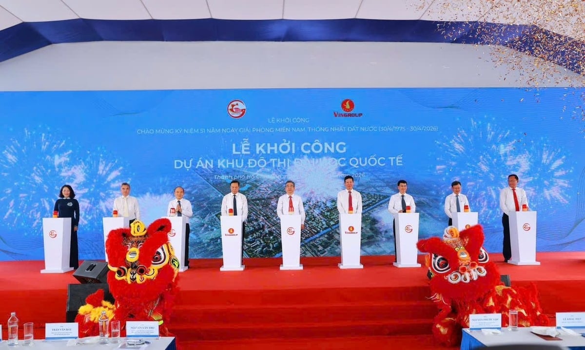 Các đại biểu thực hiện nghi thức khởi công dự án Khu đô thị Đại học Quốc tế. Ảnh: Thục Vy.