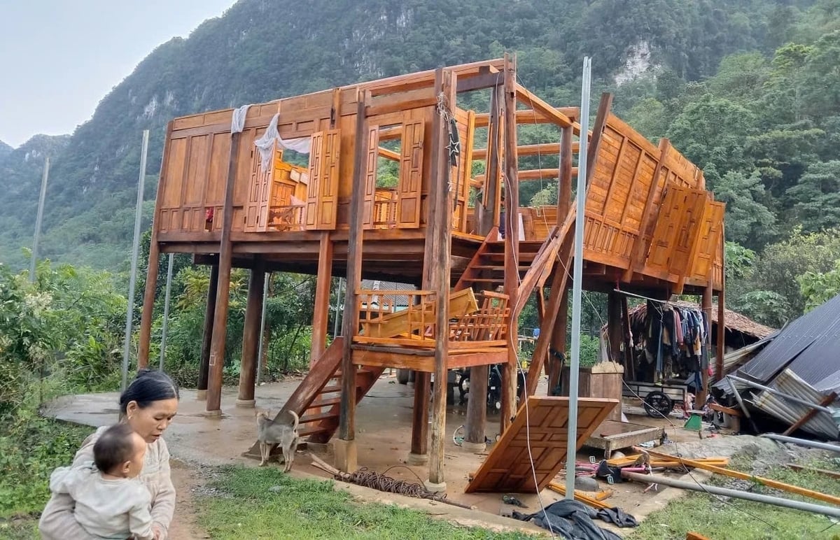 Mưa lớn kèm lốc, sét khiến nhiều ngôi nhà bị tốc mái, hư hỏng, tốc mái. Ảnh: Hải Đăng.