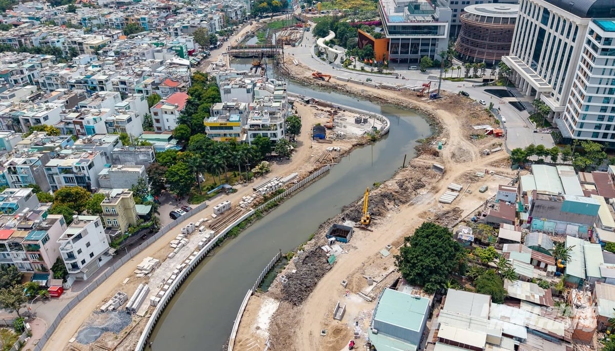 Việc di dời, chỉnh trang kênh rạch được kỳ vọng cải thiện môi trường sống, giảm ngập và tạo diện mạo đô thị khang trang hơn. Ảnh: Lê Bình.