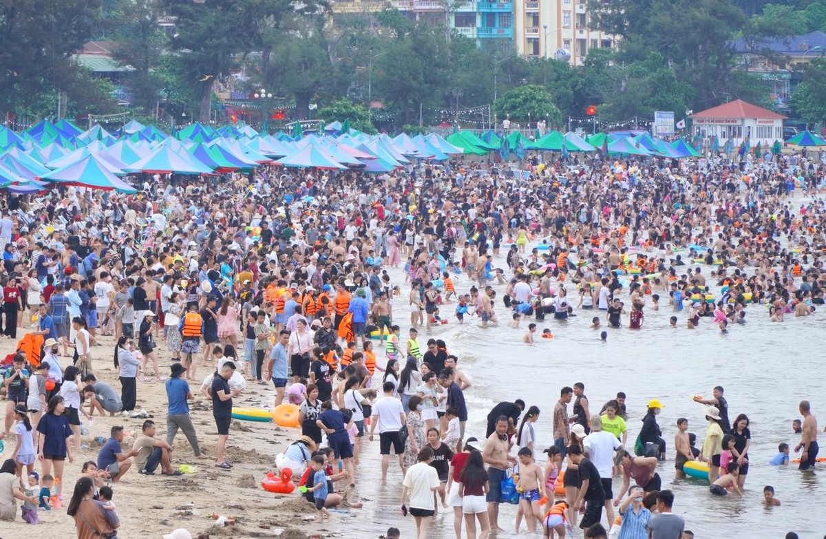 Lượng khách du lịch đổ về Đồ Sơn cũng tăng mạnh, các bãi biển luôn trong tình trạng đông nghịt vào buổi chiều. Ảnh: Đinh Mười.