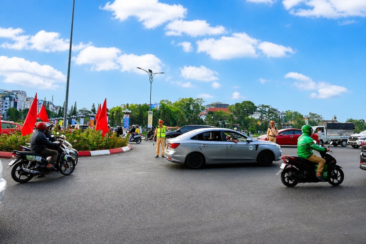 Lực lượng cảnh sát giao thông điều tiết phương tiện tại khu vực trung tâm Đà Lạt, đảm bảo an toàn giao thông trong dịp nghỉ lễ. Ảnh: Nhật Tiến.