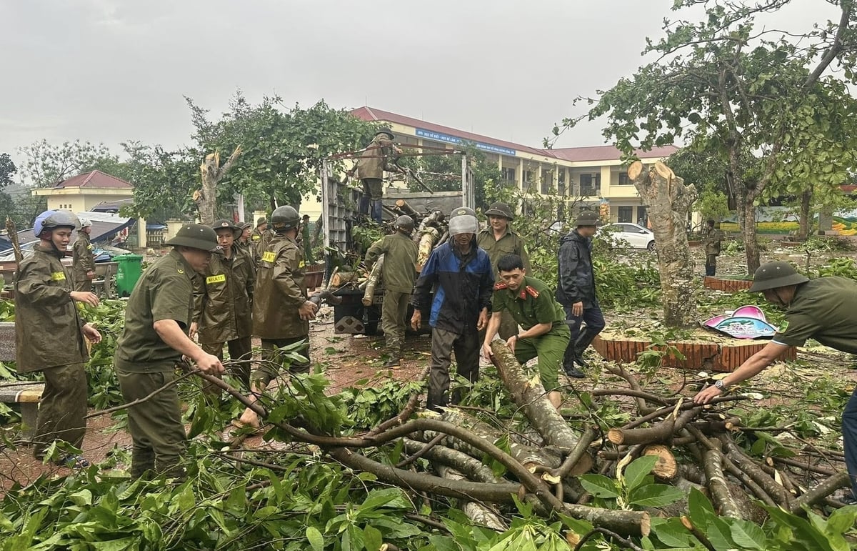 Công an xã Phú Lạc, Thái Nguyên cùng người dân dọn dẹp cây gãy đổ. Ảnh: Quang Linh.