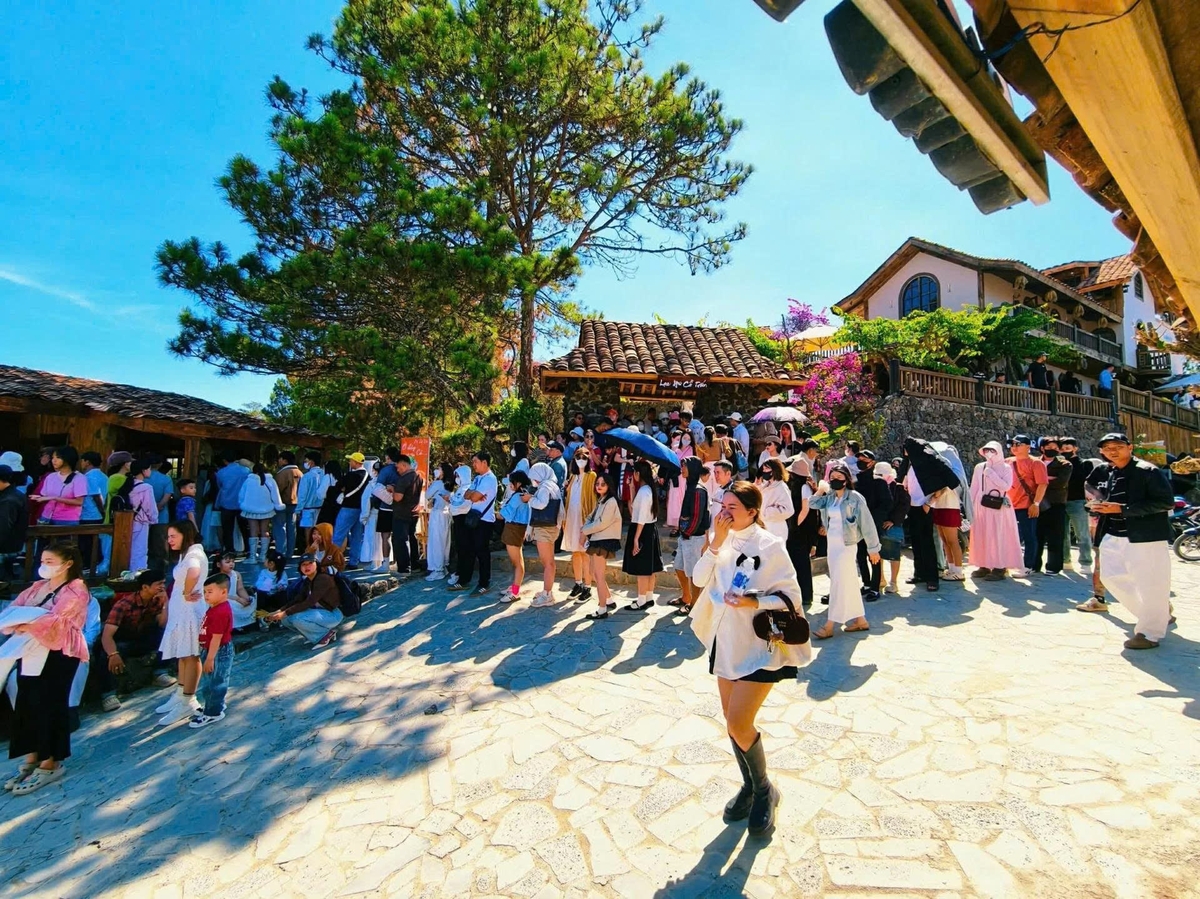 Du khách tham quan, trải nghiệm tại các điểm du lịch kết hợp cà phê, check-in ở khu vực ven đô Đà Lạt – mô hình đang thu hút đông khách trong dịp lễ. Ảnh: N.T.