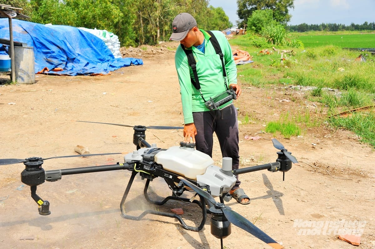 The application of drones for pesticide spraying and fertilizing helps reduce costs, control input materials, and limit emissions in rice production in the Mekong Delta. Photo: Le Hoang Vu.