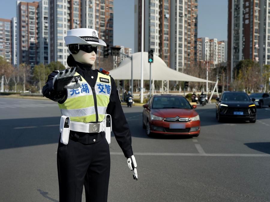 Robot cảnh sát trên đường ở Vũ Hồ, tỉnh An Huy, miền đông Trung Quốc. Ảnh: Xinhua.