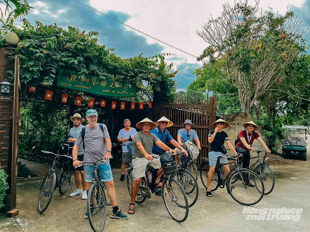 International tourists experience the culture of Mekong Delta at Muong Dinh Homestay. Photo: Kim Anh.