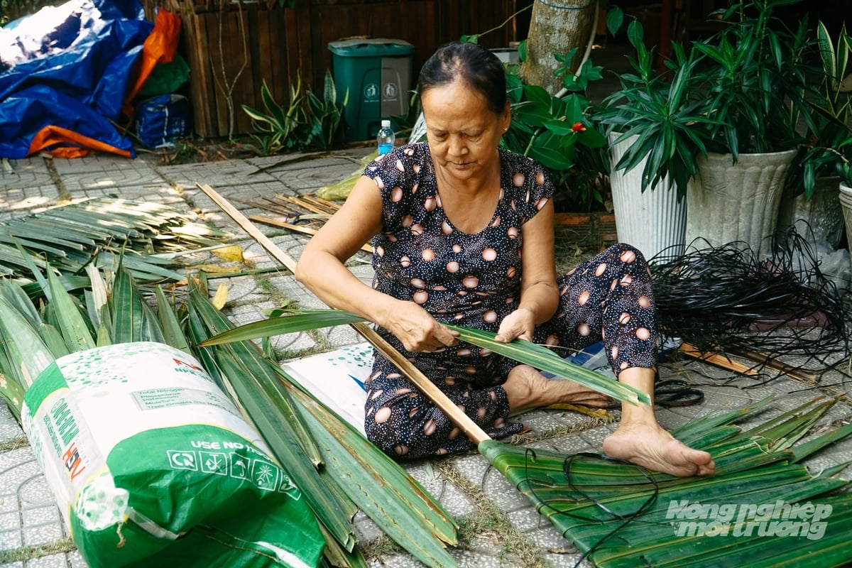 The traditional craft of leaf thatching is still preserved for visitors to experience. Photo: Kim Anh.