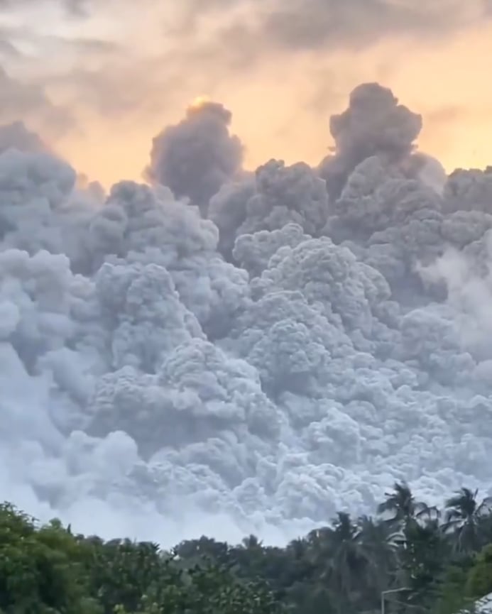 Khói từ núi lửa Mayon che phủ bầu trời Phillipines. Ảnh: X.