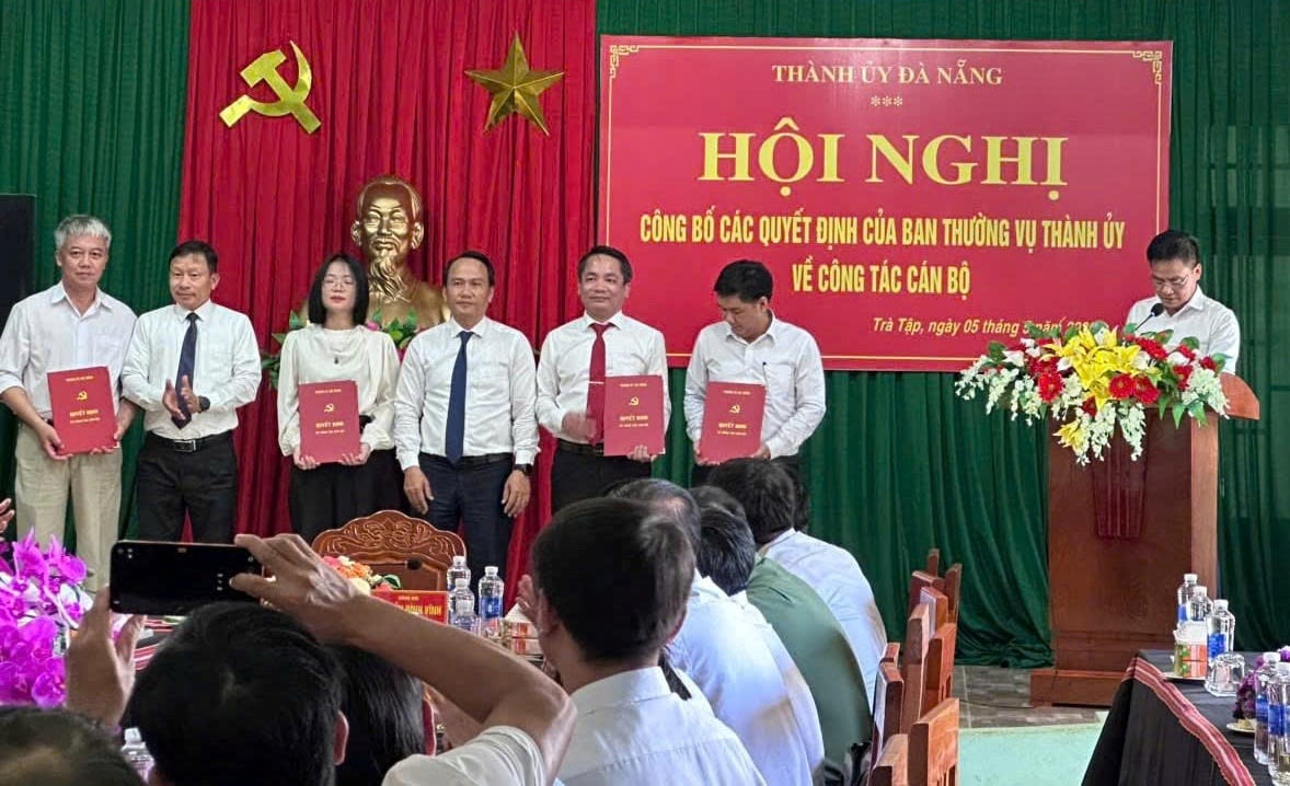 Lãnh đạo Thành ủy Đà Nẵng trao các quyết định về công tác cán bộ. Ảnh: Đại Chí.