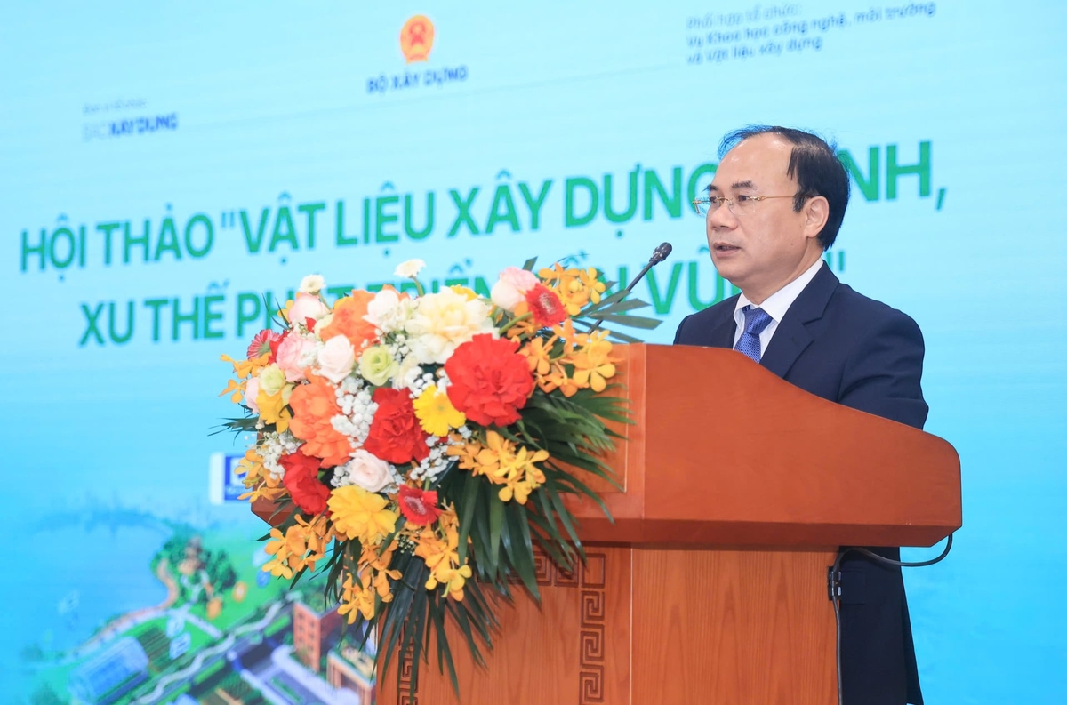 Thứ trưởng Bộ Xây dựng Nguyễn Văn Sinh phát biểu tại hội thảo. Ảnh: Ban Tổ chức.