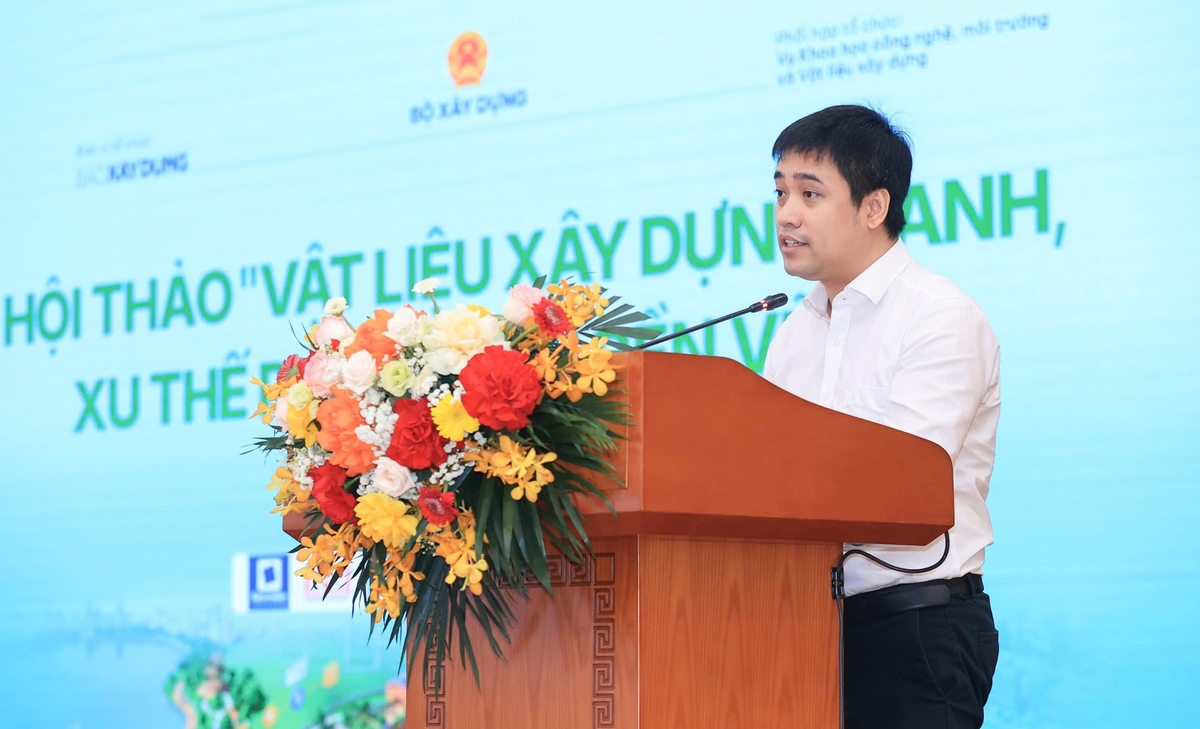 Ông Nguyễn Sơn Tùng, Phó Tổng biên tập Báo Xây dựng phát biểu tại hội thảo. Ảnh: Quyết Thắng.