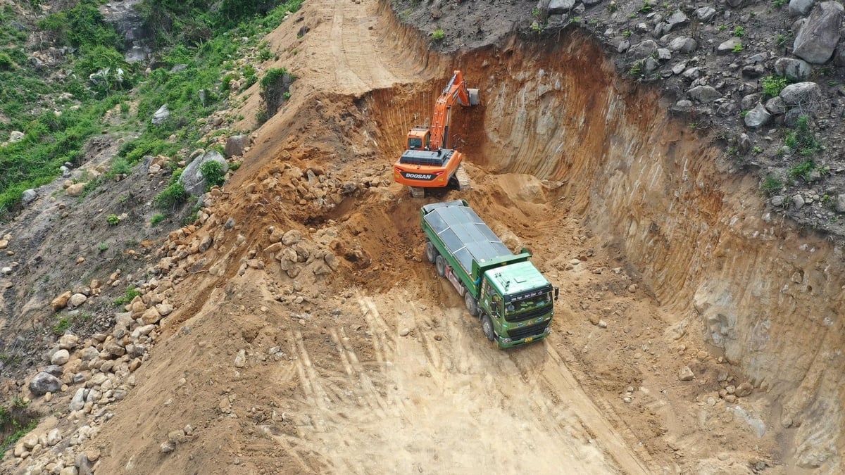 Lãnh đạo tỉnh Quảng Ngãi yêu cầu trong thời gian tới Sở cần kiểm soát chặt chẽ hoạt động khai thác khoáng sản. Ảnh: L.K.