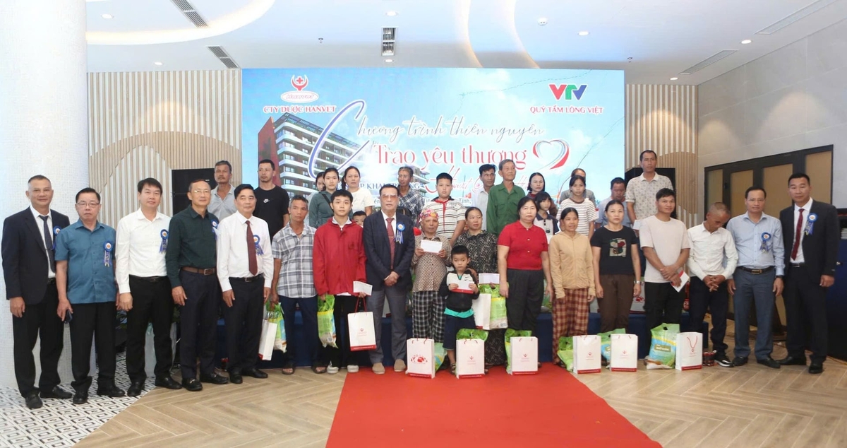 Đại diện doanh nghiệp và đại biểu trao tặng 30 suất quà cho hộ nghèo trên địa bàn Hà Tĩnh. Ảnh: T.Nga.