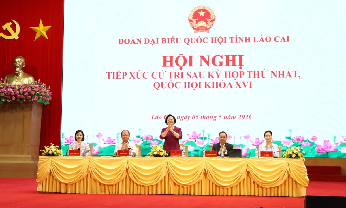 Phó Thủ tướng Phạm Thị Thanh Trà tiếp xúc cử tri Lào Cai, lắng nghe ý kiến về chính sách, kinh tế, hạ tầng và yêu cầu giải quyết kịp thời các kiến nghị chính đáng. Ảnh: laocai.gov.vn