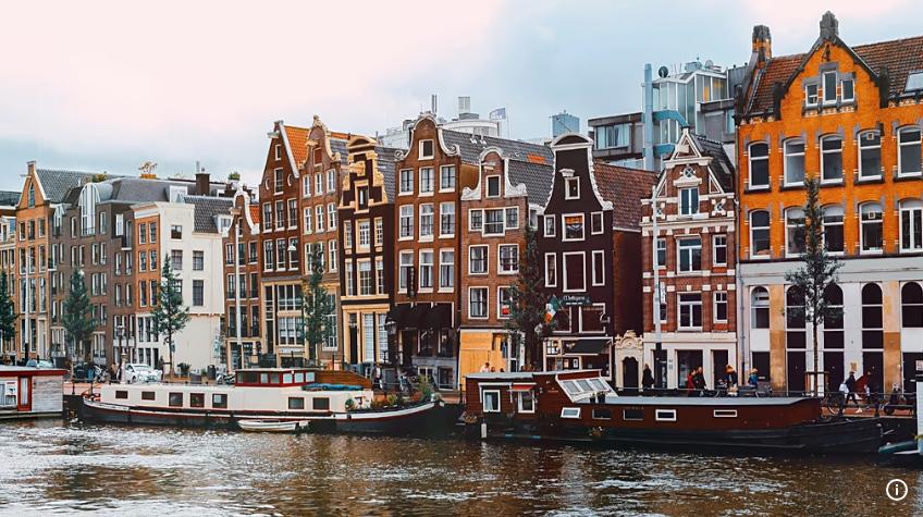 Amsterdam cấm quảng cáo nhiên liệu hóa thạch và thịt. Ảnh: Nastya Dulhiier/Bapt.