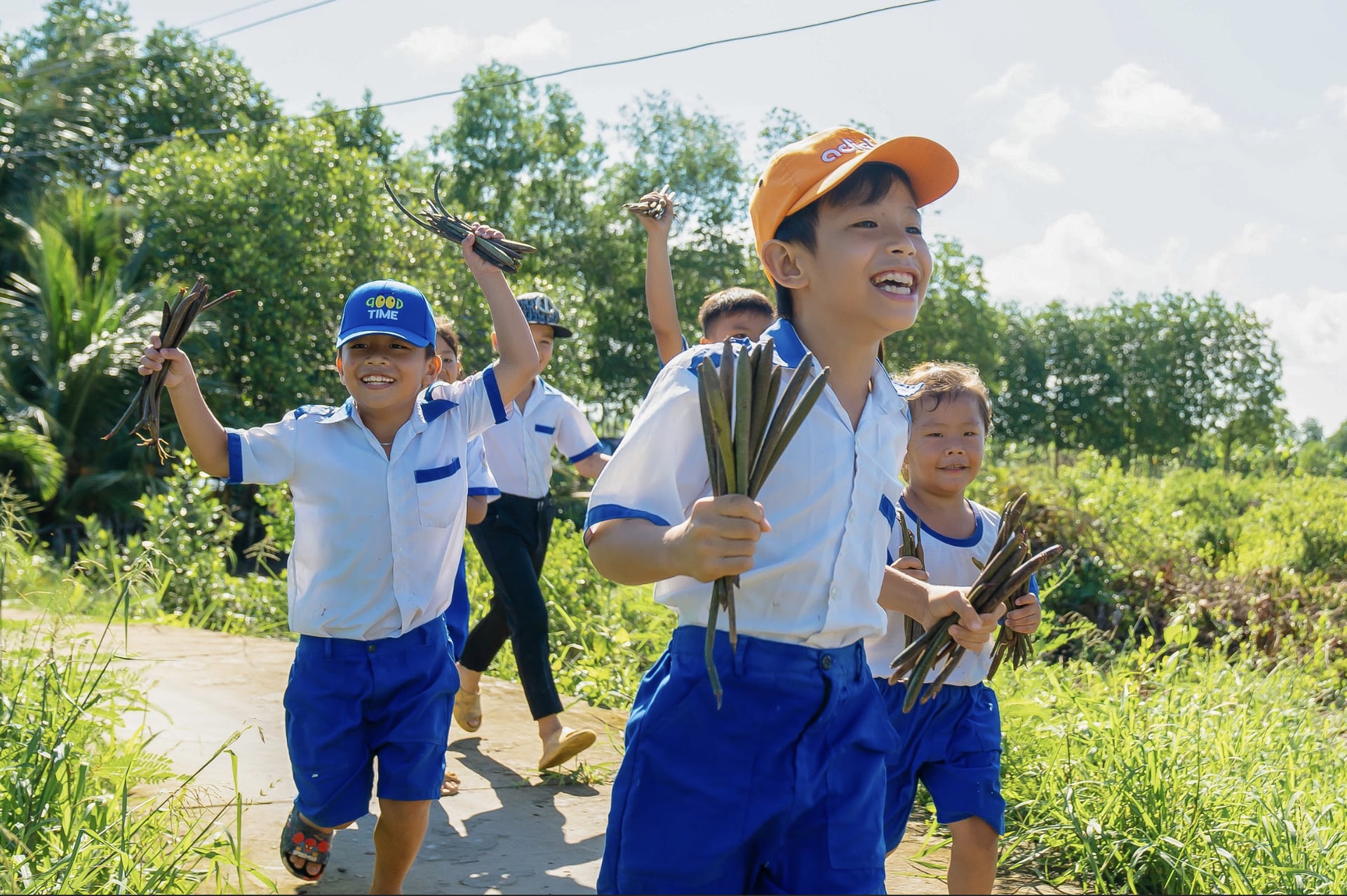 Children participate in mangrove planting activities. Photo: SC.