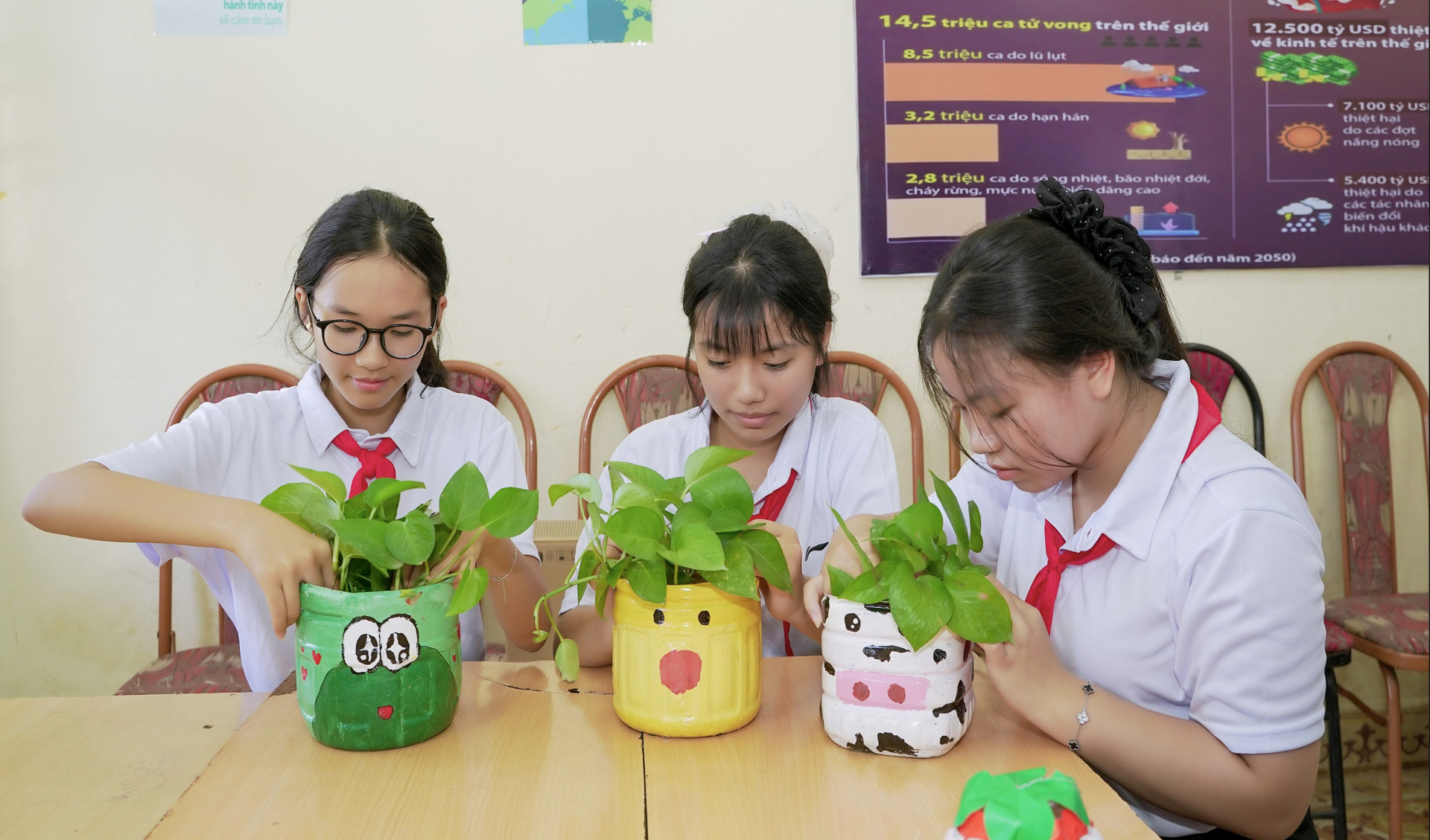 Students recycle plastic bottles to plant trees. Photo: SC.