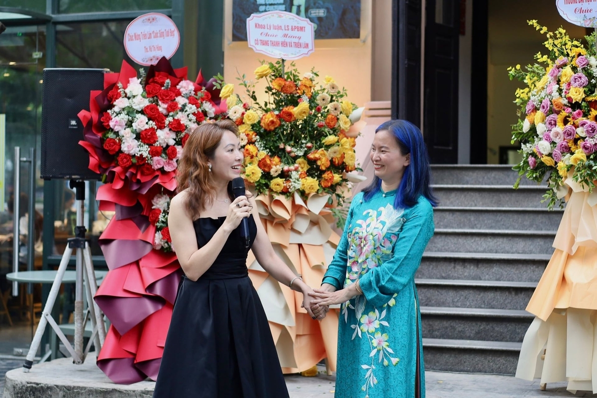 Họa sĩ Trang Thanh Hiền và Ly Tran tại buổi lễ khai mạc. Ảnh: Thanh Ngọc.
