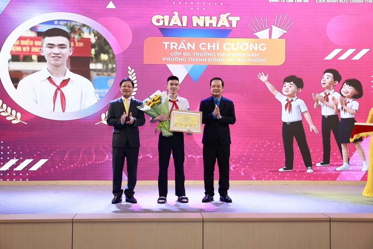 Thứ trưởng Phạm Đức Long trao giải nhất tại Cuộc thi Viết thư Quốc tế UPU cho em Trần Chí Cường. Ảnh: VNP.