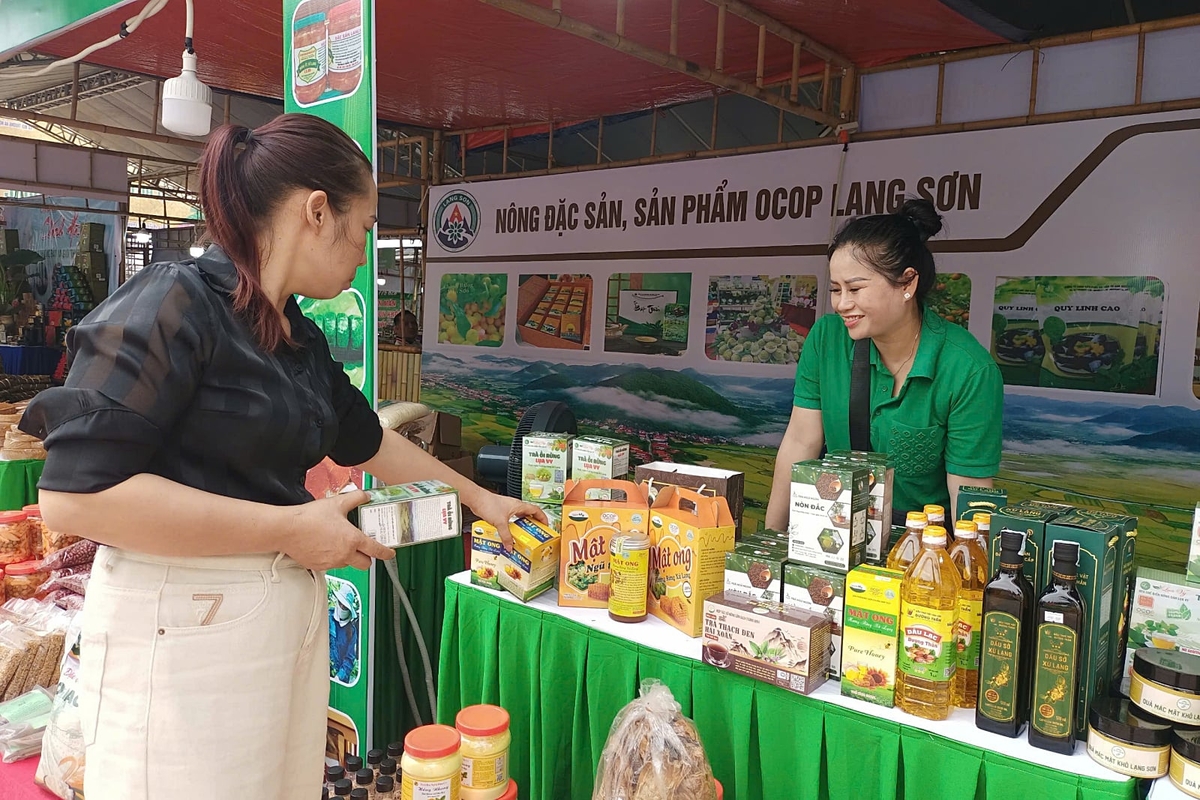 Trưng bày sản phẩm OCOP các tỉnh tại TP Hà Nội. Ảnh: Minh Thu.